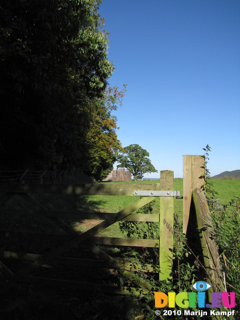 SX16704 Goodrich castle in distance past gate